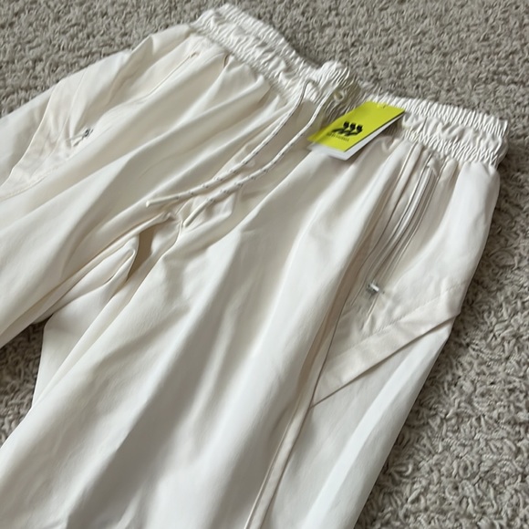 🆕 NWT all in motion off-white mid-rise double-lined joggers Womens size Small - Picture 9 of 9
